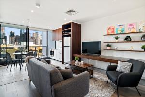 Modern 2B2B Apt near Crown with Parking and City Views