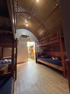 L Cafe Restobar & Lyns Guest House