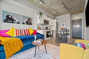 Vibrant PopArt downtown suite, comfy and stylish!