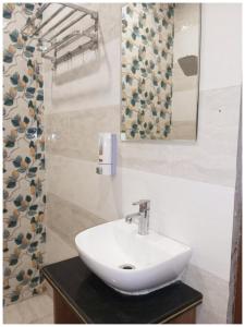 VARANASI HOTEL GANGA VATIKA Near Kashi Vishwanath Temple & Ganga Ghat #Fully Air Conditioning with Free Wi-Fi ,Parking & Spacious Room
