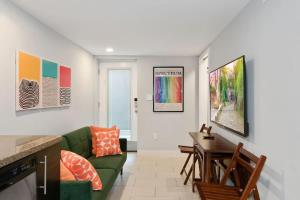 Cozy Mid-Century Apartment Steps From Restaurants #DCottage