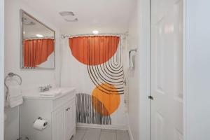 Cozy Mid-Century Apartment Steps From Restaurants #DCottage