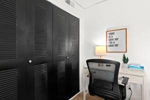 Cozy 1BR Retreat with King Bed in Royal Oak