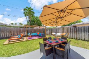 Colorful Heated Pool Home for 10 with Hot Tub, Pizza Oven & More