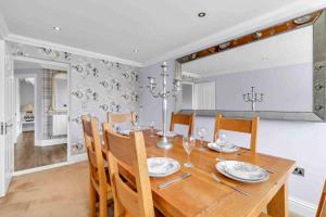 Sea Downs House with Free Parking By My Getaways