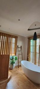 Biệt thự sân vườn sang trọng Hayha Villa - Tropical Garden Khem Beach