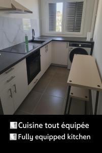 B&B / Chambres d'hotes Chambre privative renove 2024, climatisation, tramway sur place , 12 min centre, 16 min plage, apercu lateral mer, 2 wc avec 2 salle de bain, private room renovated 2024, air-conditioned , tram on spot, 2 toilets and 2 bathrooms : photos des chambres