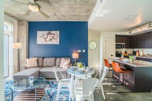 Plush 2BD - CDT - Gym, Pool, Parking - Sleep 8