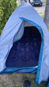 namiot dwu osobowy w namiocie tylko materac i dwie poduszki--tent for 2 people, only a mattress in the tent