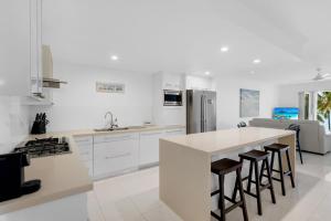 Rojo at Island Views—A Breezy Beachfront Retreat