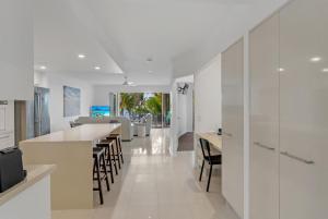 Rojo at Island Views—A Breezy Beachfront Retreat