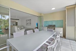 Rojo at Island Views—A Breezy Beachfront Retreat