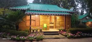 Tuskers Den Forest Resort