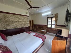 Tuskers Den Forest Resort