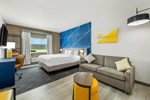 King Suite - Accessible/Non-Smoking room in Comfort Suites Longview North