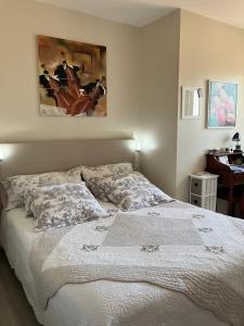 Maisons d'hotes La Roseraie residence pres de Vichy : Chambre Double avec Salle de Bains Privative Extérieure