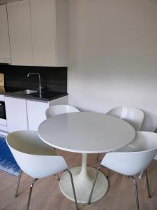 Huoneisto terassilla & parkkipaikalla