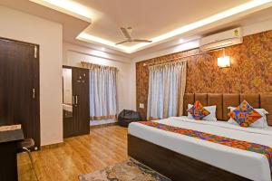 FabHotel 85 The Seven Wonders - Near CNCI hospital biswbangla gate