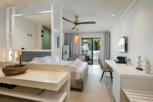 Deluxe Room room in Sunny Days