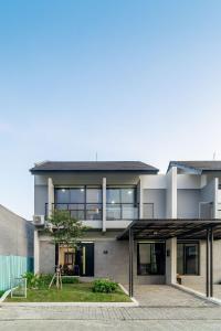 Arumnala with butler and Breakfast at KBP