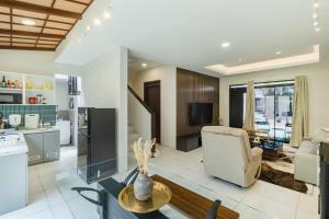 Arumnala with butler and Breakfast at KBP