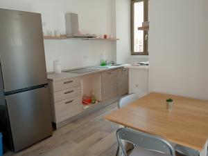 Vi & Vi relax by the lake