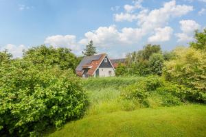 Peaceful Holiday Home by the Lake & Nature Reserve