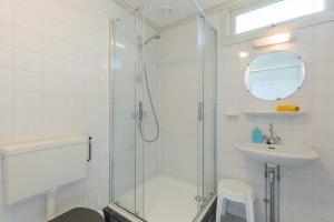 Peaceful Holiday Home by the Lake & Nature Reserve