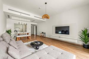 Dubai 1BR City Views, Near Downtown Dining, Culture & Attractions