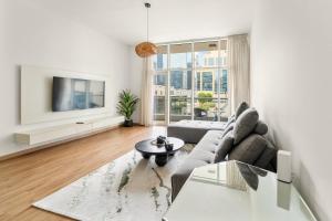 Dubai 1BR City Views, Near Downtown Dining, Culture & Attractions