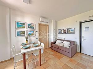 229 - Appartamento trilocale al primo piano con ampio terrazzo - al residence Adamo ed Eva con piscina e campo da calcetto, climatizzato - SPIAGGIA INCLUSA AL WHITE BEACH CLUB