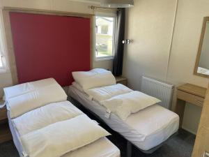 Caravan With Decking And Wi-Fi At Seawick Holiday Park In Essex Ref 27231Sw