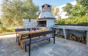 Lovely Apartment In Vir With Wifi