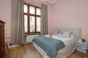 Charming Apartment with Mezzanine near Old Town in Cracow by Noclegi Renters