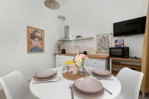 Charming Apartment with Mezzanine near Old Town in Cracow by Noclegi Renters