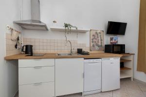 Charming Apartment with Mezzanine near Old Town in Cracow by Noclegi Renters