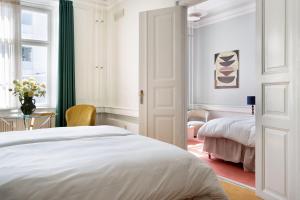 Royal Neighbors - 4 bedrooms - 2 bathrooms by Daniel&Jacobs