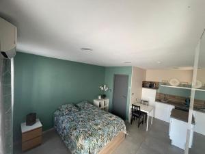 Equipped Studio, 2 hours per day acces to a private swinmming pool