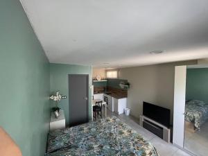 Equipped Studio, 2 hours per day acces to a private swinmming pool