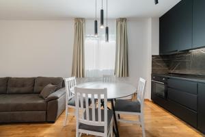 Aurora 2 Apartment with Garage