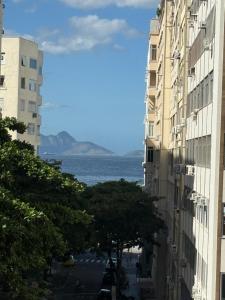 Espaçoso e iluminado, 1 quadra da praia, ar condicionado