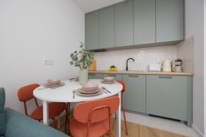 Modern and Comfortable Studio with Smart TVs near PGE by Noclegi Renters