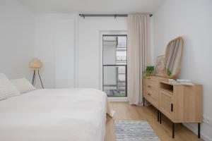 Modern and Comfortable Studio with Smart TVs near PGE by Noclegi Renters
