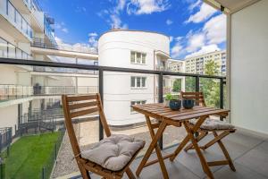 Modern and Comfortable Studios with Smart TVs near PGE by Noclegi Renters