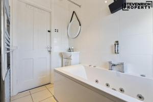 Ideal for Relocators & Contractors in BS4, sleeps 7