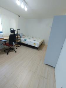 Spacious one room close to the airport