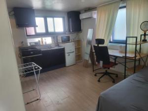 Spacious one room close to the airport