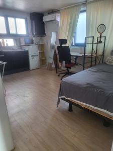 Spacious one room close to the airport