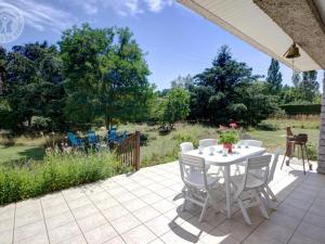 Gîte lumineux avec grand jardin et tennis privé - FR-1-496-362