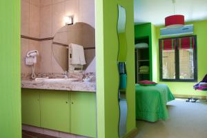 Hotels Logis hotel O en Couleur : photos des chambres